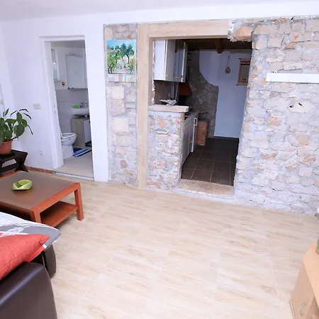 Semesterbostad Robinson Veritas *